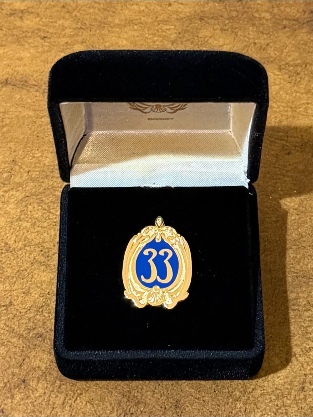 NEW DISNEYLAND CLUB 33 OFFICIAL GOLD & BLUE LOGO PIN LAPEL PIN IN BRANDED CASE